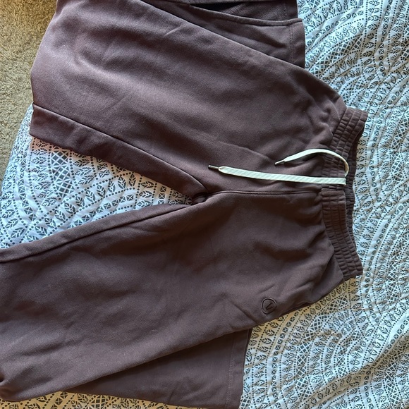 Like new vuori sweatpants in the style Sedona wide leg pants. - Picture 11 of 16